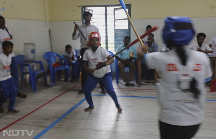 The matches are held in two rounds: the first is a 90-second solo demonstration judged on the basis of style, posture, and speed. The second is a three-minute clash with an opponent with a break in between where the participants are judged on technicalities, including touches.