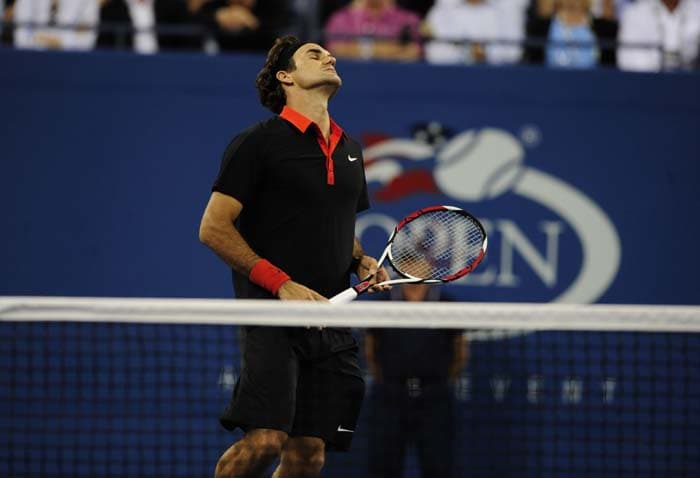 Tennis player Roger Federer from Switzerland reacts while playing against Juan Martin Del Potro from Argentina during the final of the 2009 US Open at the USTA Billie Jean King National Tennis Center, in New York, September 14, 2009. Del Potro won 3-6, 7-6, 6-4, 7-6, 6-2. (AFP Photo)