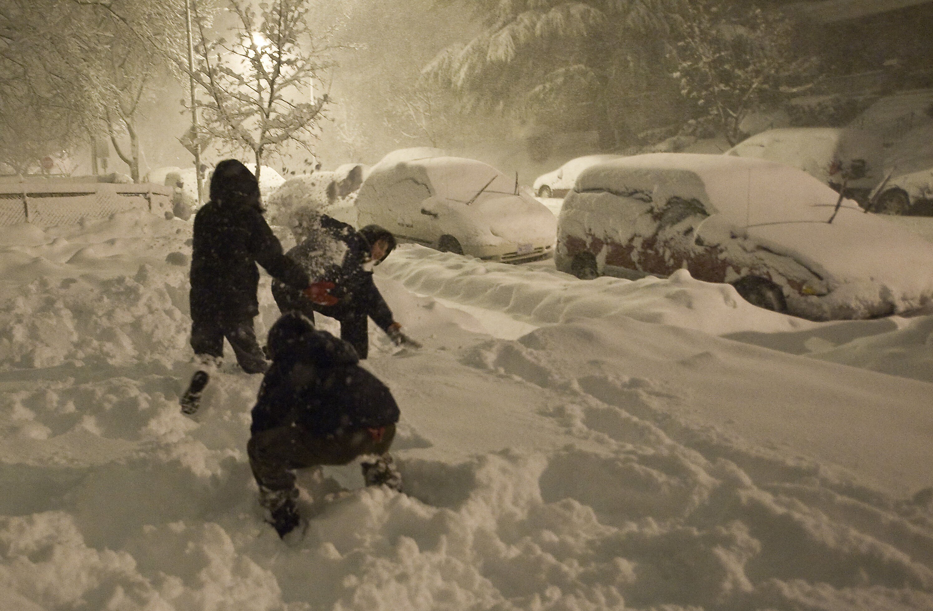 Children play during a snowstorm in Washington.(AFP Photo)