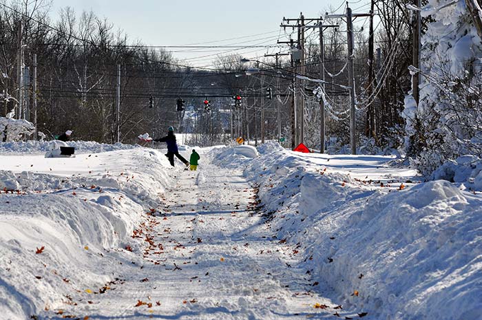 Residents try to shovel through nearly five feet of snow on November 19, 2014 in the Lakeview neighborhood of Buffalo, New York. (Agence France-Presse)