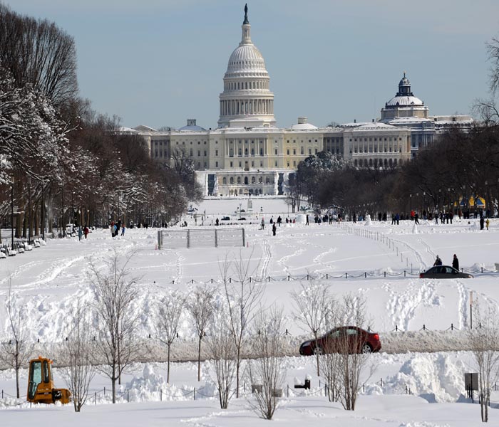 Fierce snowstorms in the United States have cut power supplies and caused hundreds of road accidents, playing havoc with the everyday lives of people across the country.(AFP Photo)