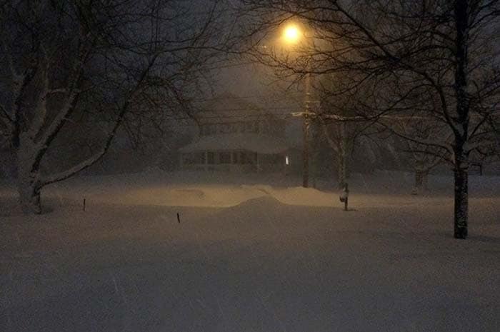 Heavy Lake Effect snow falls in Orchard Park, New York, November 18, 2014. (Reuters)