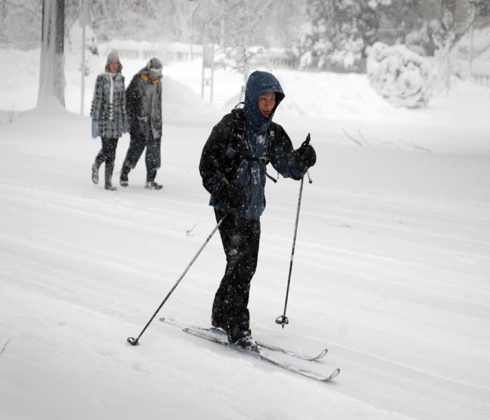 People find various ways to move about in Washington during a winter snowstorm that buried the city.<br><br>(AFP Photo)