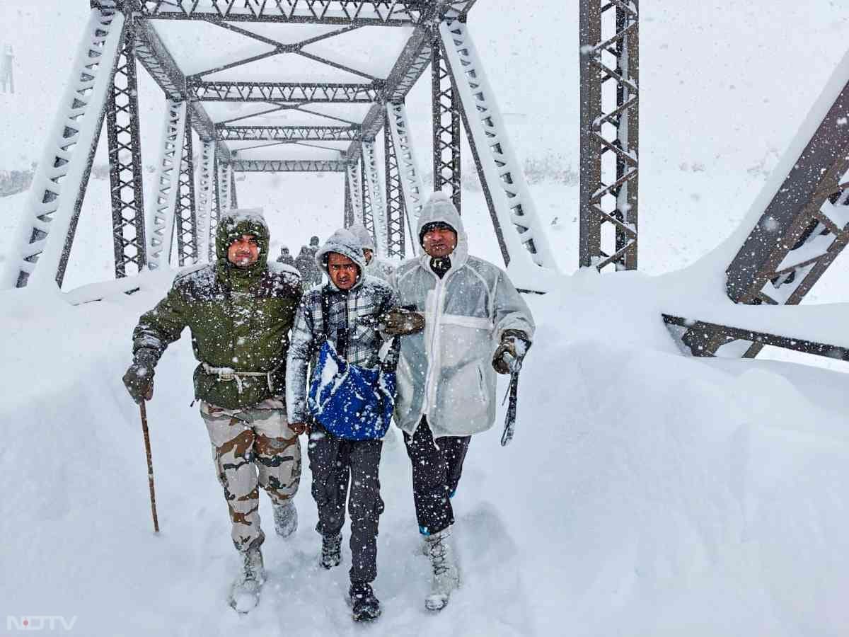 उत्तराखंड में चमोली जिले के माणा गांव स्थित सीमा सड़क संगठन (बीआरओ) के शिविर में हिमस्खलन के कारण कई फुट बर्फ के नीचे फंसे श्रमिकों को निकालने के लिए शनिवार को फिर से बचाव कार्य शुरू किया.