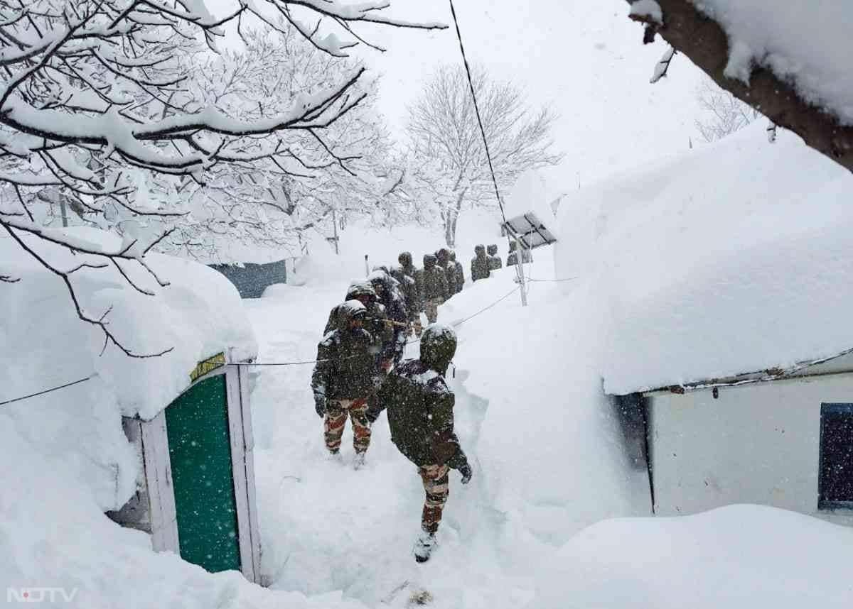 रात होने के बाद अभियान को कुछ देर के लिए रोक दिया गया था.