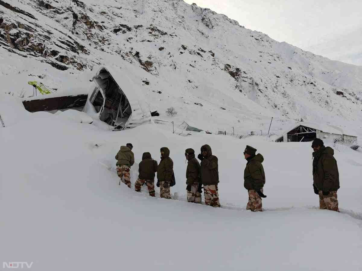 प्रदेश के आपदा प्रबंधन और पुनर्वास सचिव विनोद कुमार सुमन ने कहा कि बचाव कार्य चुनौतीपूर्ण है क्योंकि हिमस्खलन स्थल के पास सात फुट तक बर्फ जमी हुई है.