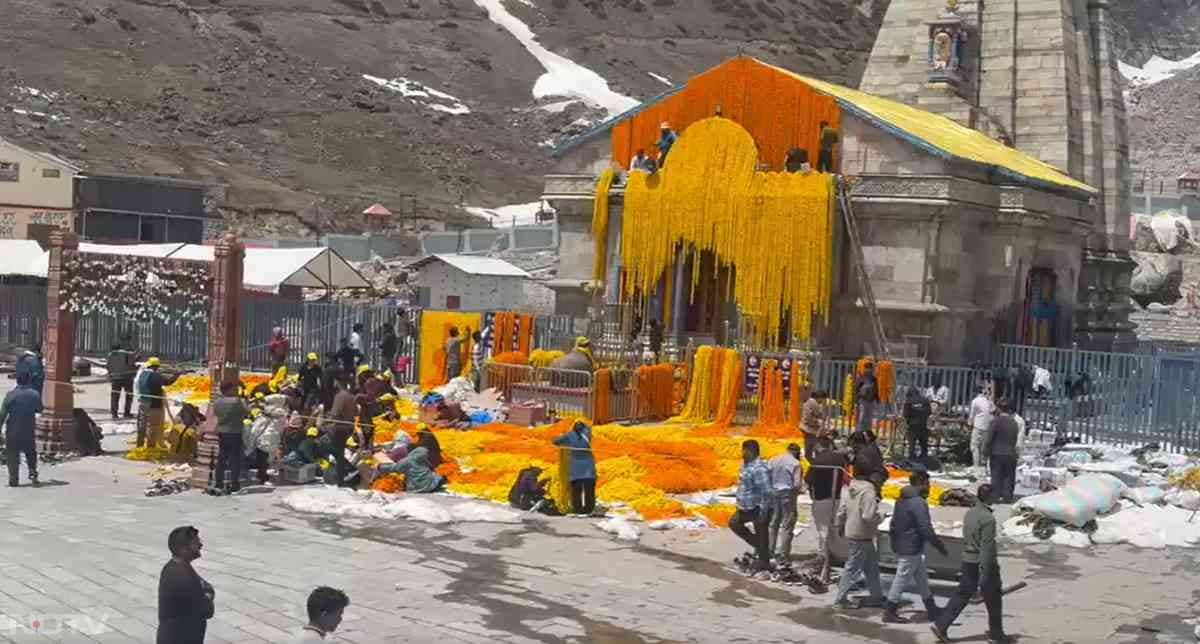 केदारनाथ धाम के कपाट 22 अप्रैल सुबह 8:00 बजे श्रद्धालुओं के लिए खोल दिए जाएंगे. 19 अप्रैल से उत्तराखंड की चार धाम यात्रा शुरू हो चुकी है. गंगोत्री और यमुनोत्री के बाद अब केदारनाथ धाम के कपाट खुलने का इंतजार है.