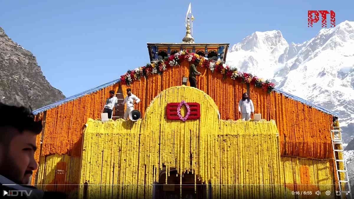 कपाट खोले जाने को लेकर सभी तरह की तैयारी चल रही है खासकर केदारनाथ मंदिर को फूलों से सजाया जा रहा है.केदारनाथ मंदिर को करीब 51 क्विंटल फूलों से सजाया जा रहा है. यह फूल दिल्ली और पश्चिम बंगाल से मंगाए गए हैं.