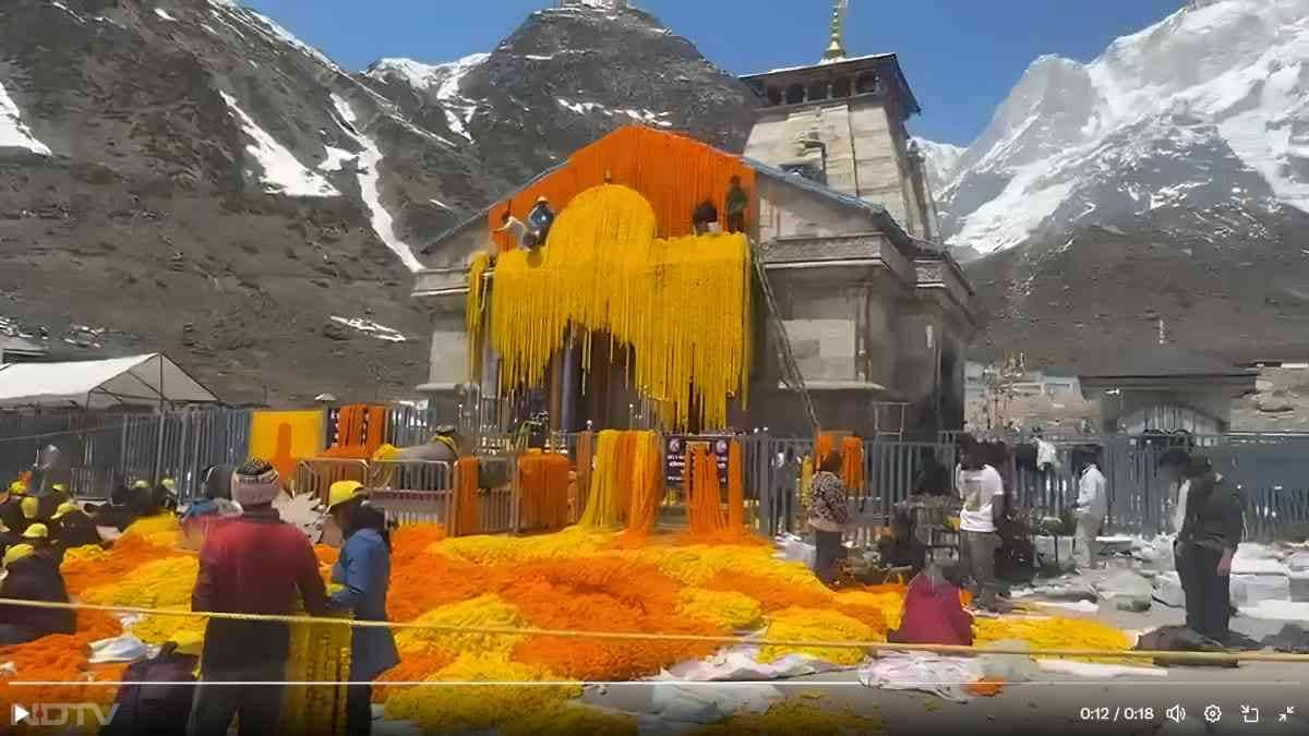 कपाट खोले जाने को लेकर सभी तरह की तैयारी चल रही है खासकर केदारनाथ मंदिर को फूलों से सजाया जा रहा है.केदारनाथ मंदिर को करीब 51 क्विंटल फूलों से सजाया जा रहा है. यह फूल दिल्ली और पश्चिम बंगाल से मंगाए गए हैं.