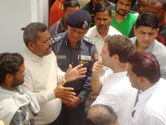 Congress vice-President Rahul Gandhi spent the night at a base camp in Gauchar last night and visited a relief camp at Guptakashi today.<br><br>Image courtesy: NDRF<br><br>For more information, go to <a href="http://www.ndtv.com/sos" class="fbld fn fl ">www.ndtv.com/sos</a>