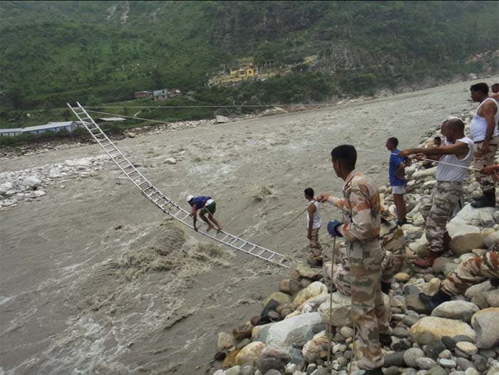 ITBP personnel rescuing flood victims with the help of rope and ladder in Uttarkashi.<br><br>For more information, go to <a href="http://www.ndtv.com/sos" class="fbld fn fl ">www.ndtv.com/sos</a>