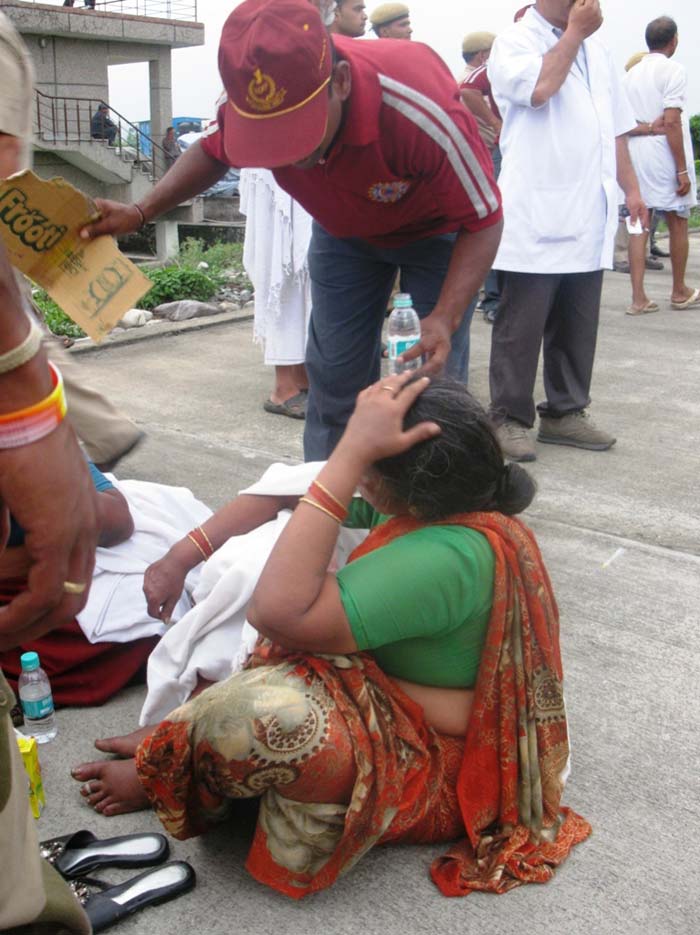 For the first time today, the Air Force was able to land a big helicopter - the Mi-170 - in Kedarnath to drop off firewood and other material needed for a mass cremation for the hundreds of bodies found here.<br><br>Image courtesy: NDRF<br><br>For more information, go to <a href="http://www.ndtv.com/sos" class="fbld fn fl ">www.ndtv.com/sos</a>