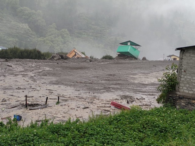 धराली में फटा बादल... पूरा गांव ही जमींदोज, तस्वीर देखकर दहल जाएंगे आप