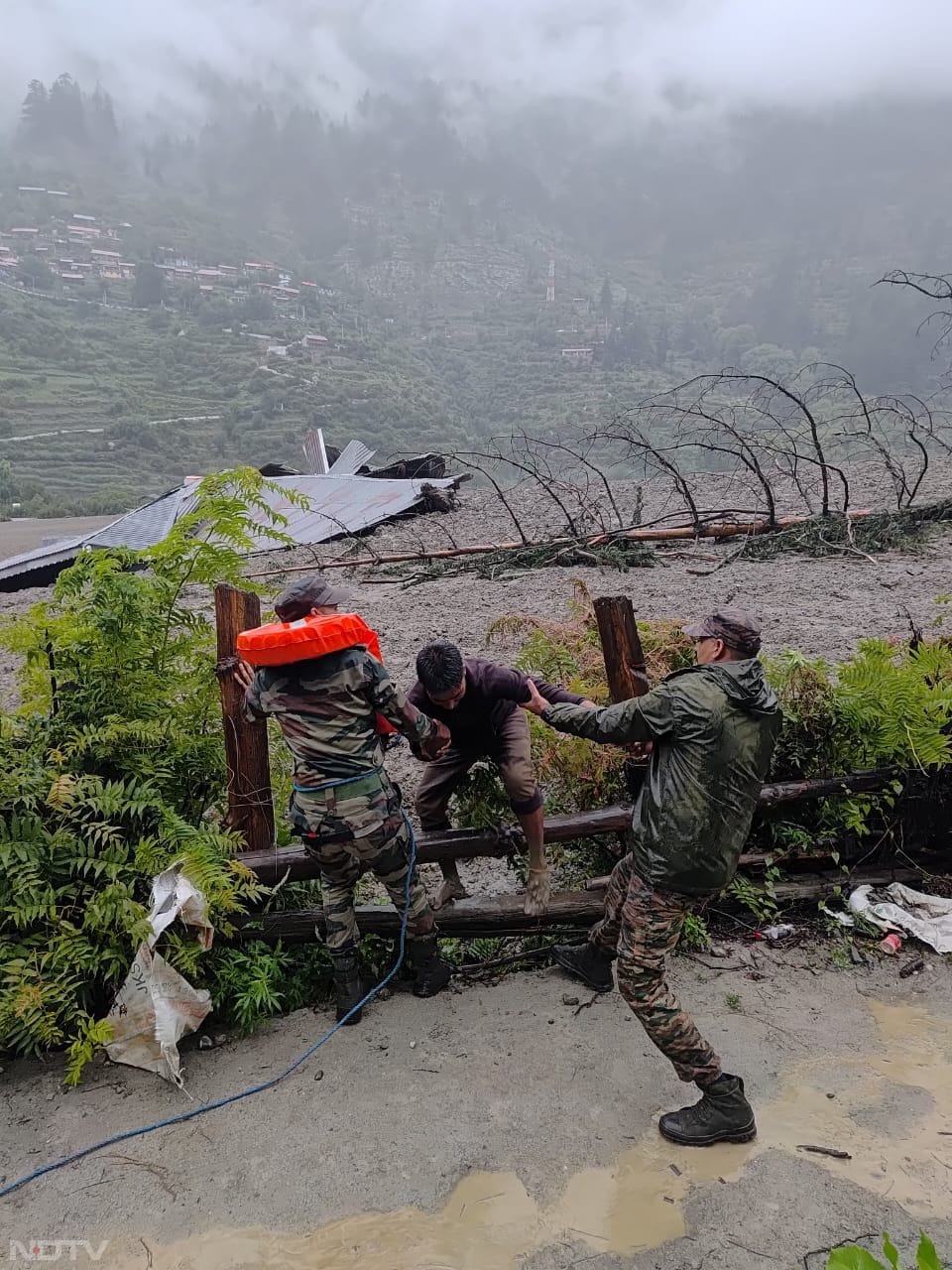 उत्तरकाशी में आया ऐसा सैलाब... जमींदोज हो गया पूरा गांव, दिल दहलाने वाली तस्वीरें आई सामने