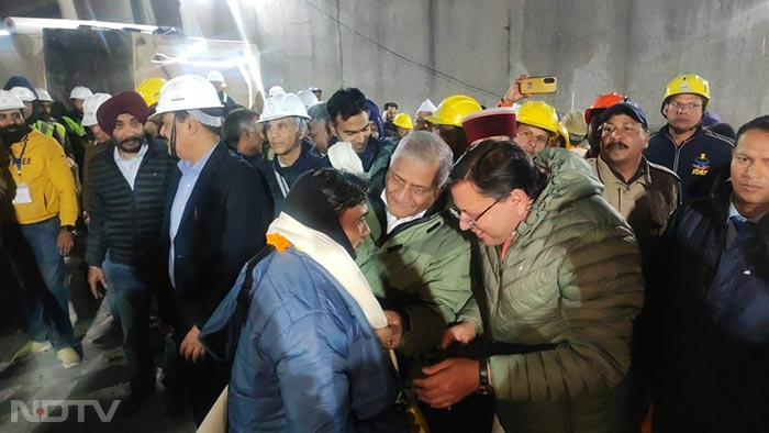 Uttarkashi Tunnel Rescue: 17 दिन से टनल में फंसे 41 मज़दूर 400 घंटे रेस्क्यू ऑपरेशन के बाद बाहर निकाले गए