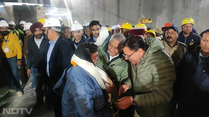 Uttarkashi Tunnel Rescue: 17 दिन से टनल में फंसे 41 मज़दूर 400 घंटे रेस्क्यू ऑपरेशन के बाद बाहर निकाले गए