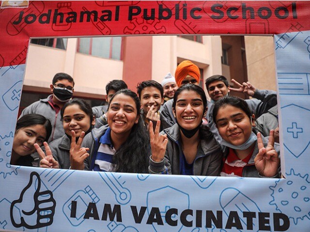 Photo : 15 से 18 उम्र के किशोरों का टीकाकरण हुआ शुरू, उत्साहित नज़र आए बच्चे