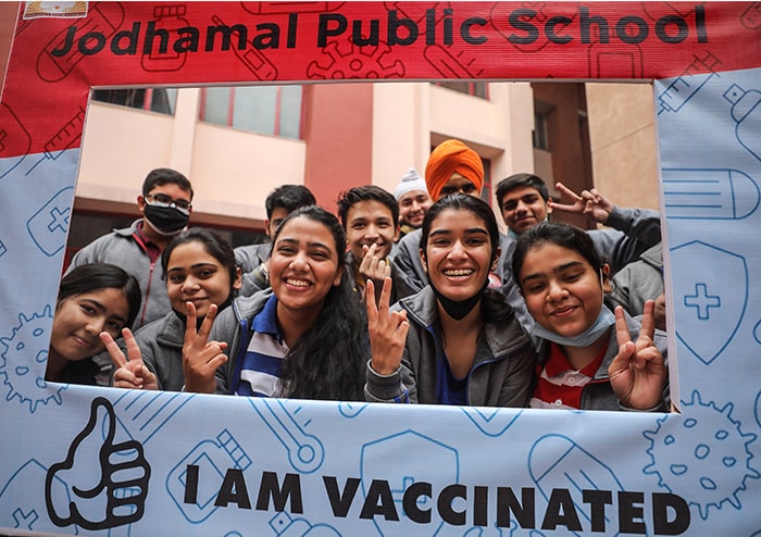 15 से 18 उम्र के किशोरों का टीकाकरण हुआ शुरू, उत्साहित नज़र आए बच्चे