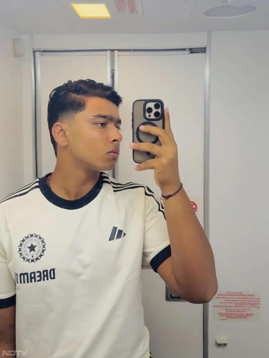 वैभव सूर्यवंशी की हर तरफ चर्चा हो रही है. लोग 14 साल के इस क्रिकेटर के बारे में काफी कुछ जानना चाहते हैं. vaibhav_sooryavanshi09/Instagram