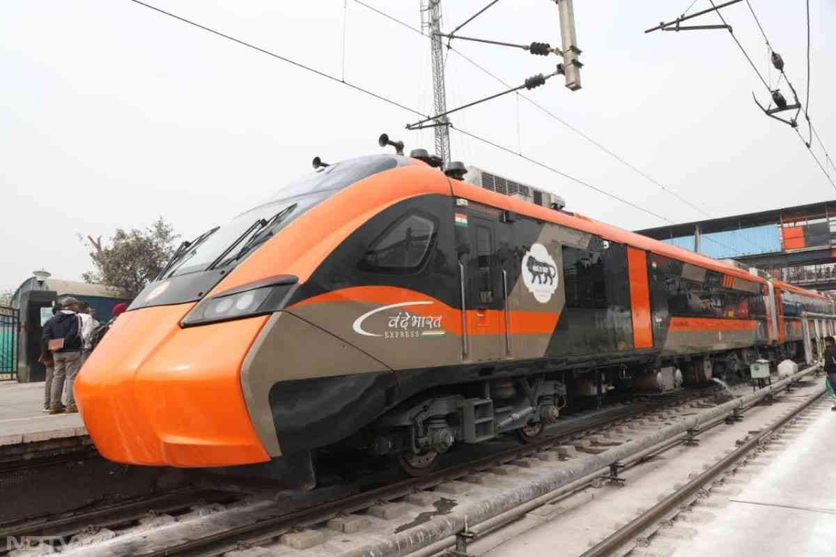 पश्चिम बंगाल के हावड़ा और असम के गुवाहाटी के बीच जहां विमान का किराया आमतौर पर 6,000 से 8,000 रुपए तक होता है, वहीं वंदे भारत स्लीपर में थर्ड एसी का किराया भोजन सहित करीब 2,300 रुपये, सेकंड एसी लगभग 3,000 रुपये और फर्स्ट एसी करीब 3,600 रुपये रखा गया है. ये दरें खास तौर पर मध्यम वर्ग को ध्यान में रखकर तय की गई हैं.