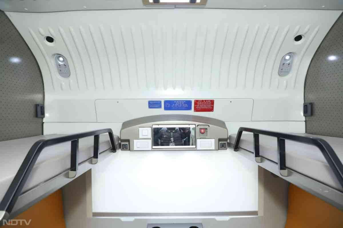 रेल मंत्री ने कहा कि वंदे भारत एक्सप्रेस की चेयर कार ने देशभर में यात्रियों का भरोसा जीता है और अब हर राज्य से वंदे भारत ट्रेनों की मांग आ रही है.