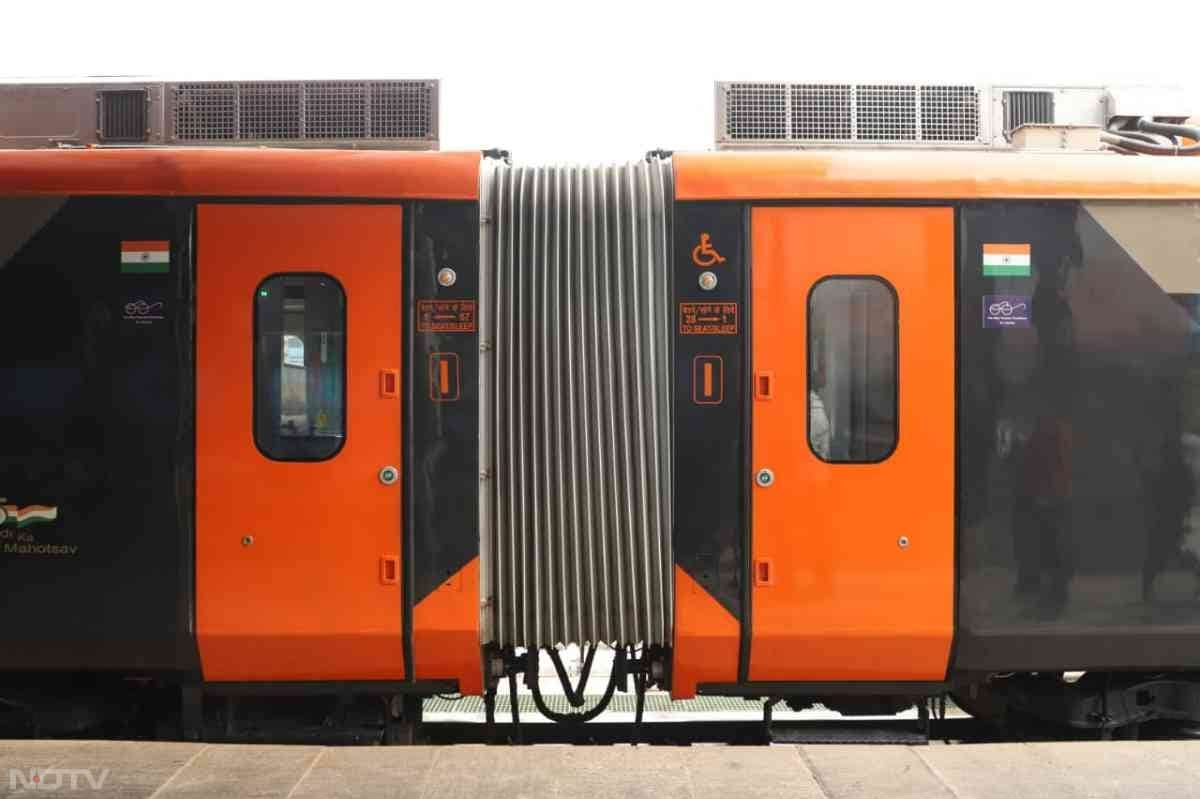 हाई लेवल की सुविधाएं, सुरक्षा और आधुनिक मानकों के साथ वंदे भारत स्लीपर ट्रेन के जरिए अब आरामदायक रात्रिकालीन यात्रा की नई शुरुआत होगी.