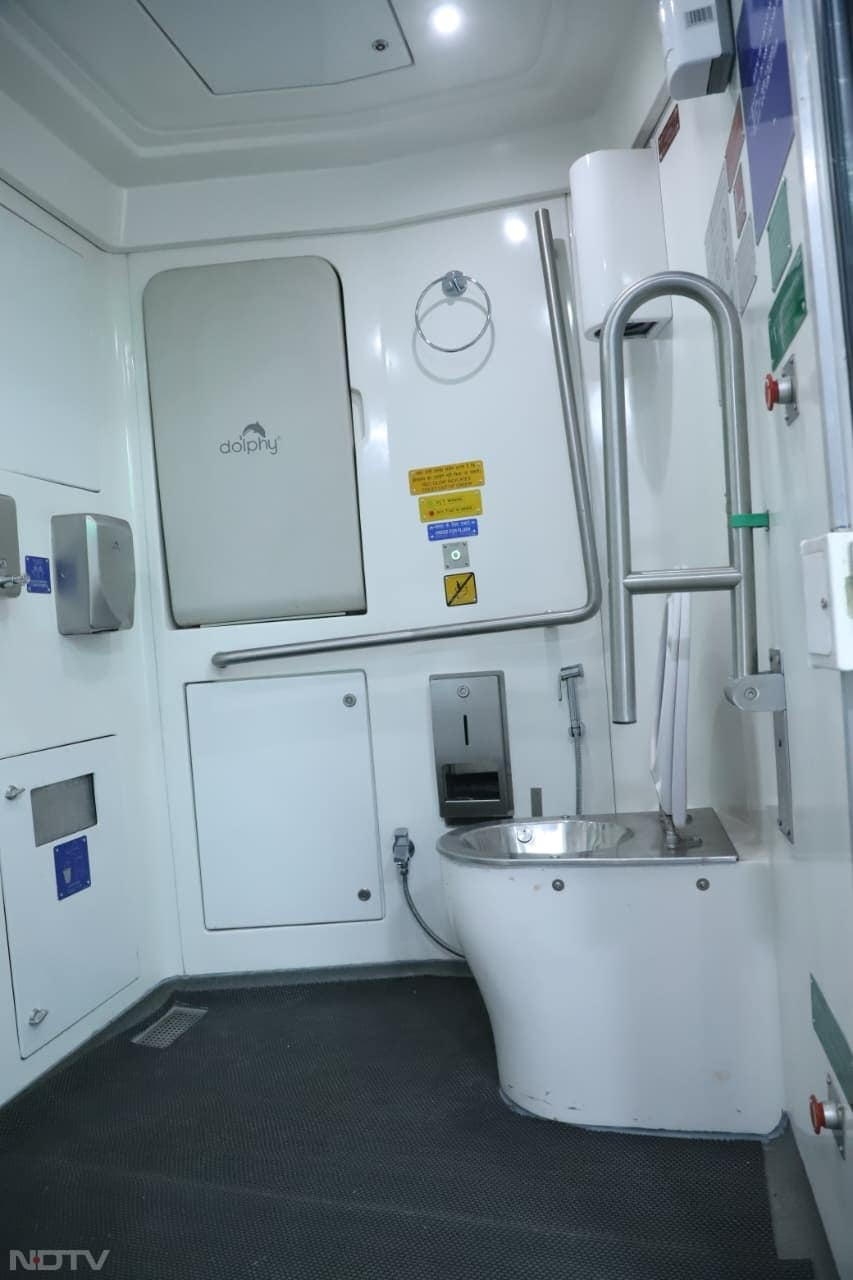 वंदे भारत स्लीपर का पहला ट्रेनसेट पूरी तरह तैयार है और सफल ट्रायल के बाद इसे यात्रियों के लिए उतारने की तैयारी पूरी हो चुकी है.