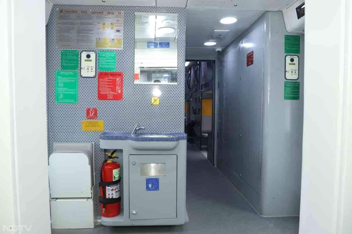 पहली वंदे भारत स्लीपर ट्रेन में कुल 16 कोच होंगे. इनमें 11 एसी थ्री-टियर, 4 एसी टू-टियर और 1 एसी फर्स्ट क्लास कोच शामिल रहेगा.