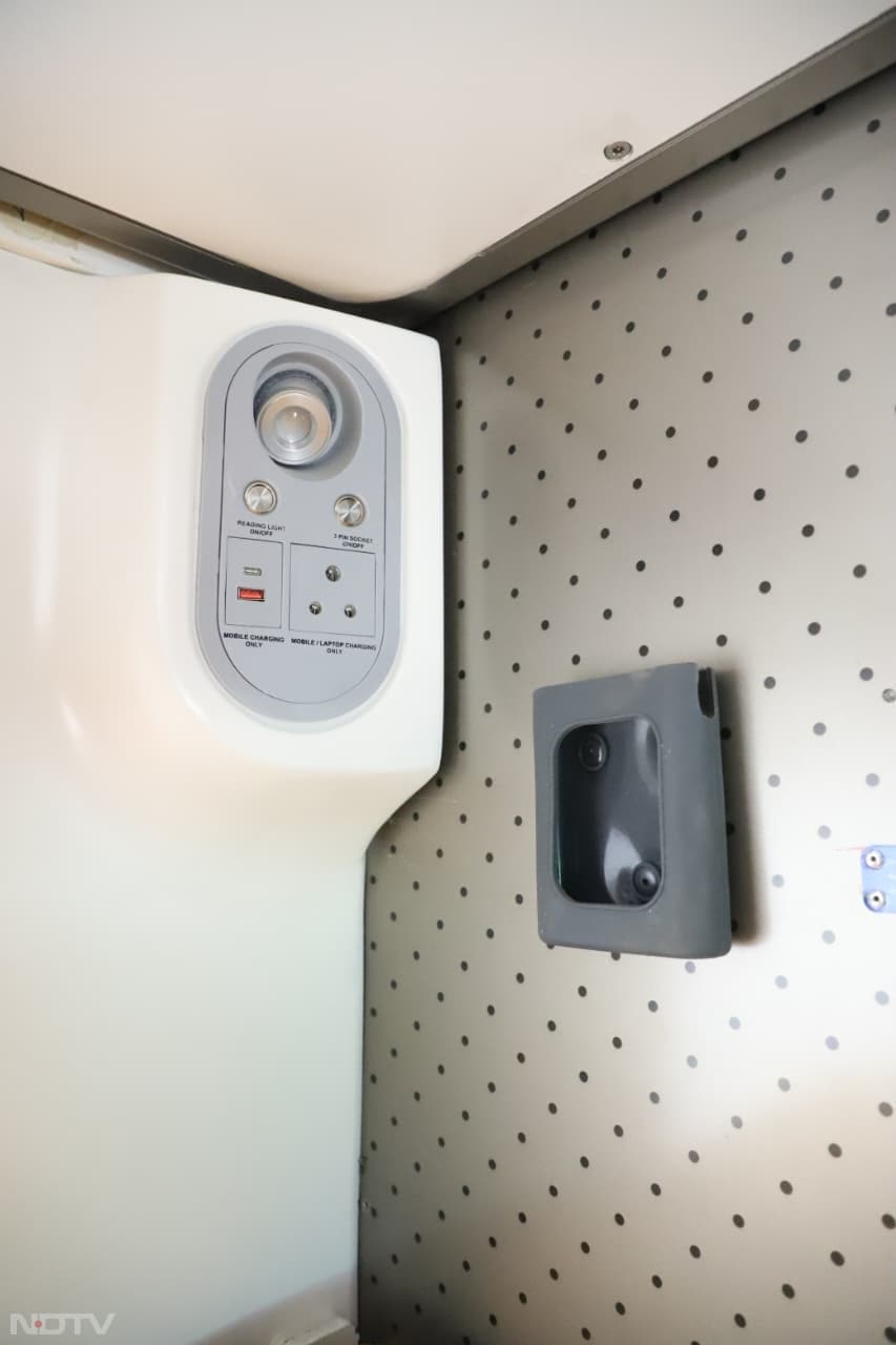 इस ट्रेन में एक बार में 823 यात्री सफर कर सकेंगे. पश्चिम बंगाल के हावड़ा (कोलकाता) और असम के गुवाहाटी रूट पूर्वोत्तर भारत को देश के अन्य हिस्सों से बेहतर रेल कनेक्टिविटी प्रदान करेगा.