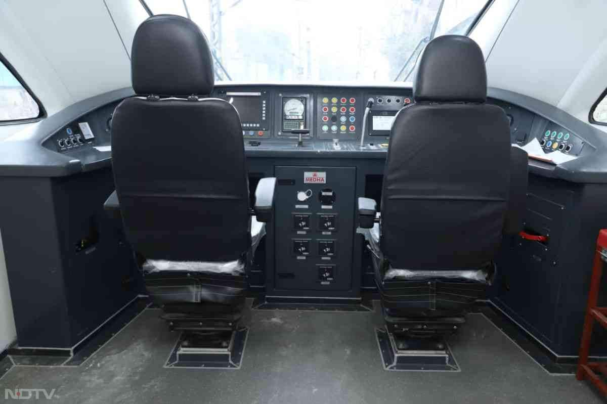 वंदे भारत स्लीपर ट्रेन की डिजाइन स्पीड 180 किमी प्रति घंटा रखी गई है. हाल ही में कोटा-नागदा सेक्शन पर इसके हाई-स्पीड ट्रायल सफलतापूर्वक पूरे किए गए.