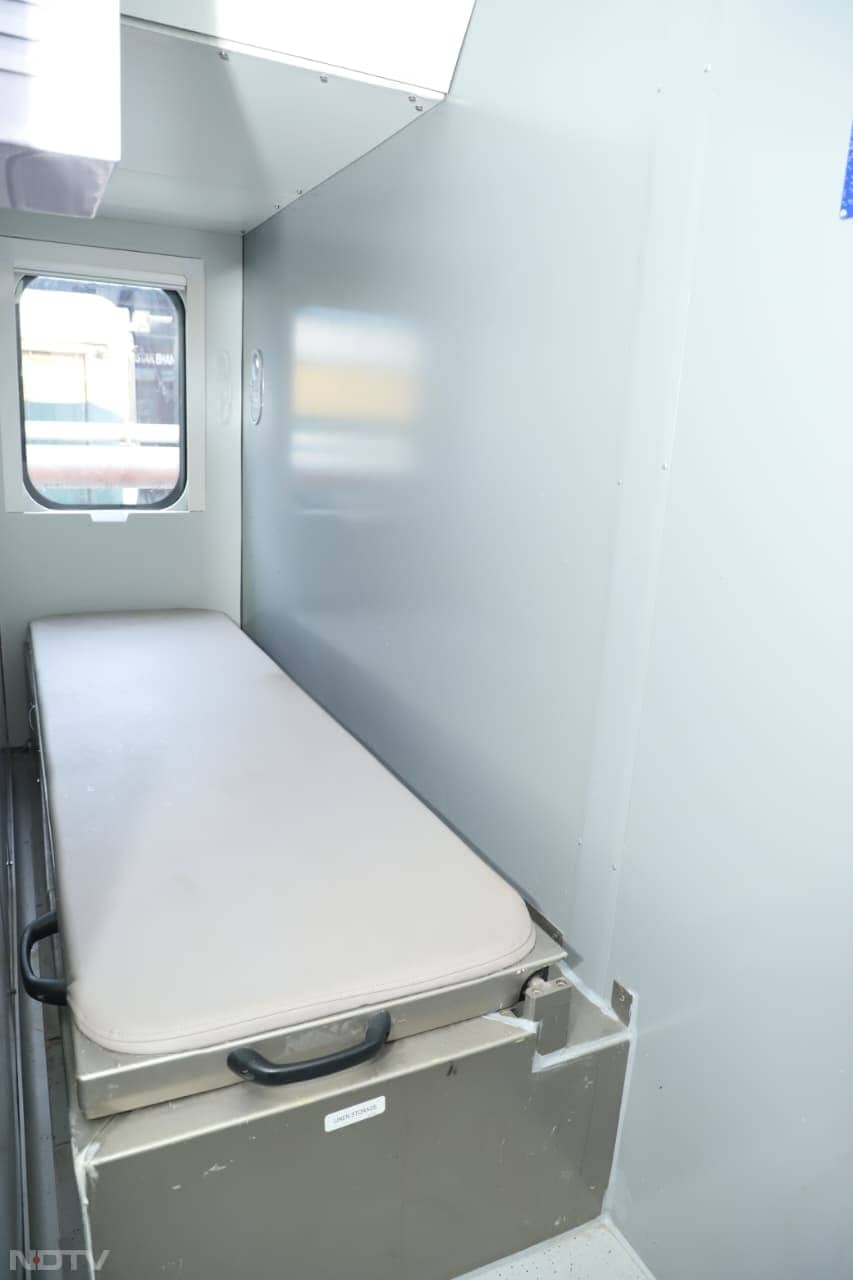 रेल मंत्री ने बताया कि अगले छह महीनों में 8 और वंदे भारत स्लीपर ट्रेनें शुरू की जाएंगी.