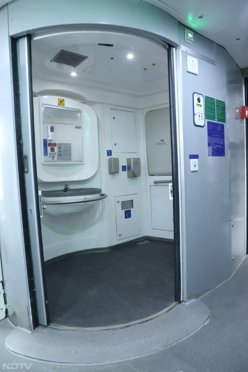 भारतीय रेलवे देशभर में 200 से अधिक वंदे भारत स्लीपर ट्रेनें चलाने की योजना बना रहा है, जिससे लंबी दूरी की रेल यात्रा का चेहरा पूरी तरह बदल जाएगा.