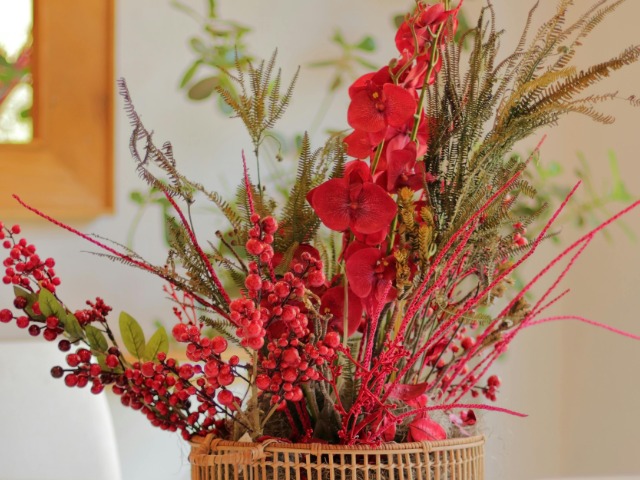 वास्&zwj;तु: घर की सजावट के लिए नकली फूल और पौधे लगाए या नहीं