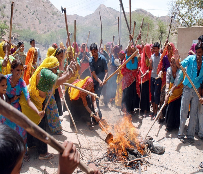 On the downside, Vasundhara's government supported reservations to the Meena caste, which led to demands by the Gurjar caste for similar reservations. Another issue that was raised against her was corruption within her administration.