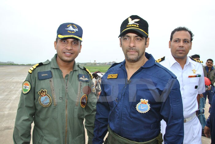 <b><i>Jai Jawan</i> with Salman Khan</b><br><Br>At the Naval Base in Goa, Salman did <i>bhangra</i> to entertain the sea-men. When asked whether he would like to make a film on the Indian Navy, Salman said, "I would love to - but only if it's a romantic one."