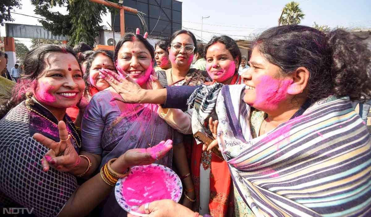 इसी के साथ महिलाओं ने भी एक-दूसरे को गुलाल लगाकर दिल्ली विधानसभा चुनाव में बीजेपी की जीत का जश्न मनाया. फोटो: पीटीआई