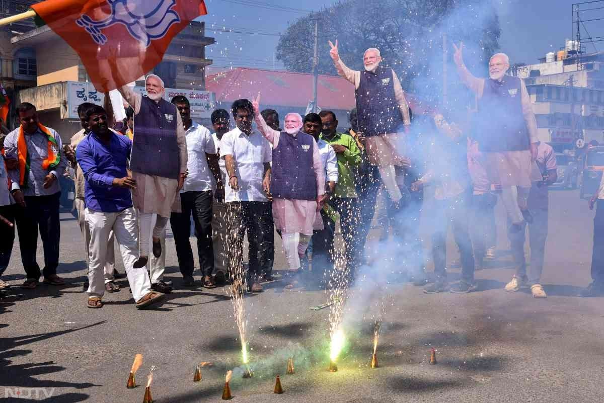 जीत के बाद बीजेपी के दफ्तर के बाहर कार्यकर्ताओं ने खूब आतिशबाजी की. फोटो: पीटीआई