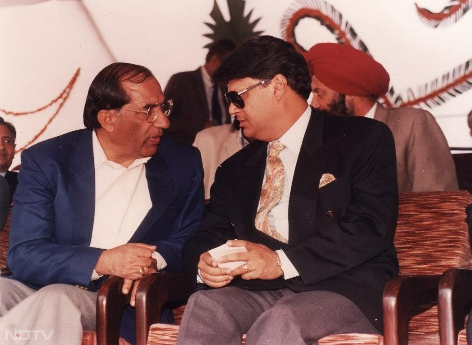 दिल्‍ली बीजेपी के वरिष्‍ठ नेताओं में शामिल विजय कुमार मल्होत्रा को पार्टी ने 2008 में मुख्‍यमंत्री उम्मीदवार बनाया था. 1999 के आम चुनाव में विजय कुमार मल्होत्रा ने मनमोहन सिंह को चुनाव हराया था.