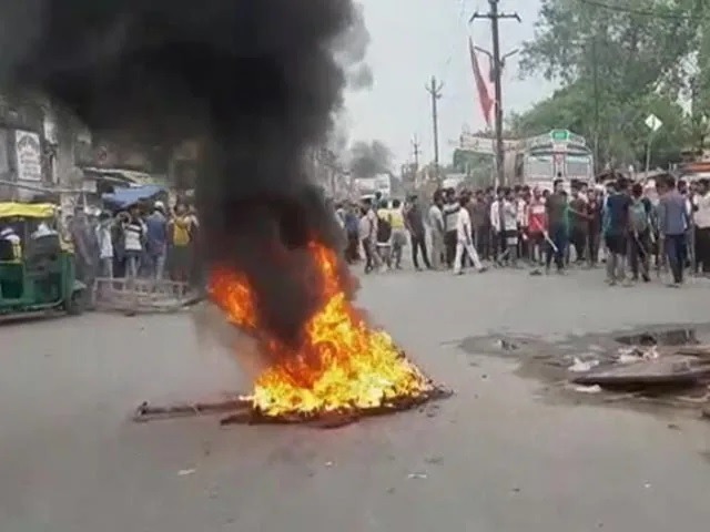 Photo : केंद्र की 'अग्निपथ' योजना को लेकर बिहार में हिंसक विरोध प्रदर्शन, देखें तस्वीरें