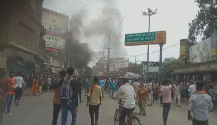 बिहार के हालात तो ऐसे है की साथ में उत्तर प्रदेश में भी युवाओं का प्रदर्शन जारी है.