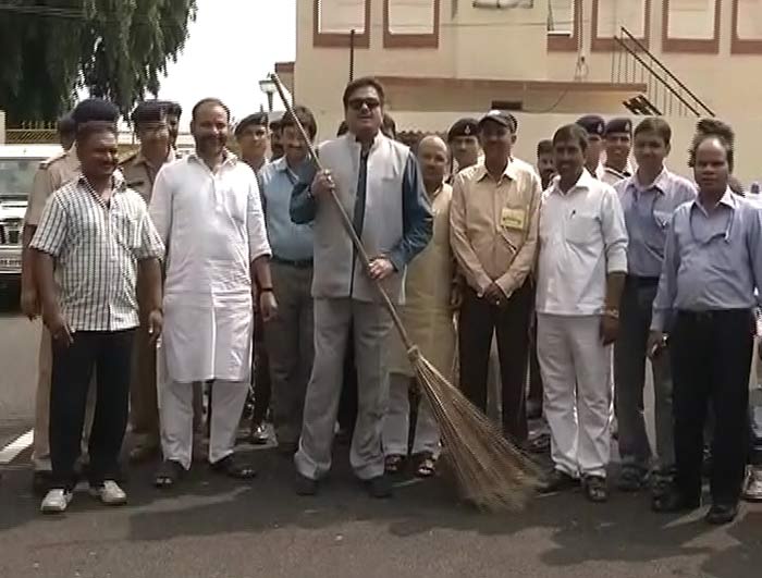 Broom or Bust. Top Ministers, Amit Shah Are Cleaners