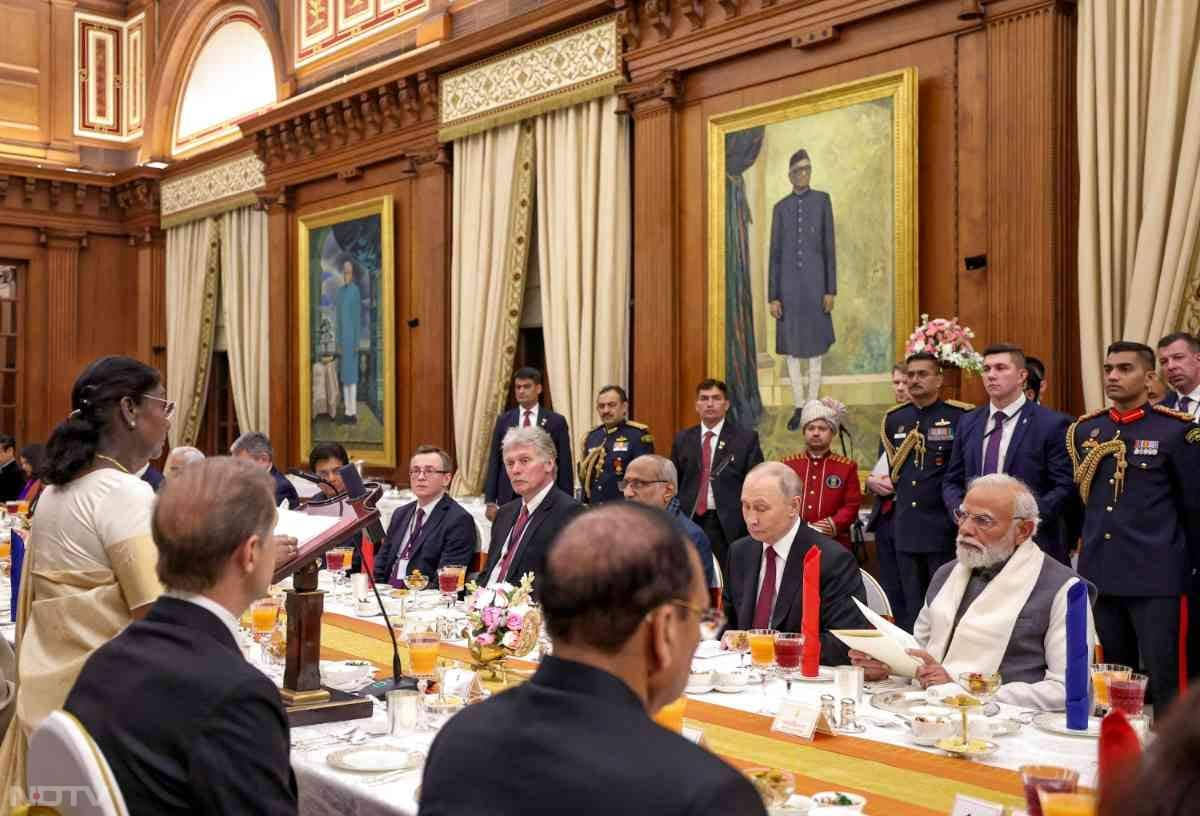 रूसी प्रतिनिधिमंडल के सम्मान में आयोजित भोज में विभिन्न क्षेत्रों के पारंपरिक व्यंजनों को स्थान दिया गया.