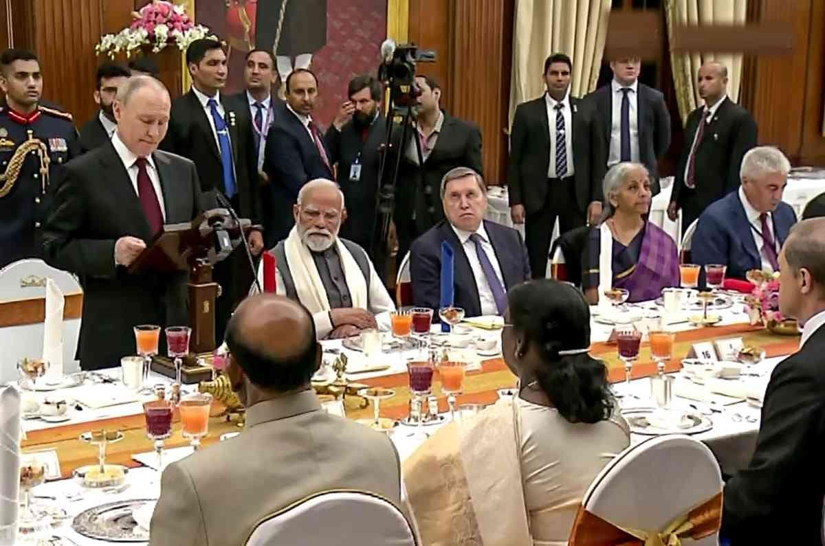 यह राष्ट्रपति पुतिन के लिए आयोजित अंतिम कार्यक्रम था, जिसके बाद वह शुक्रवार को मॉस्को लौट गए.