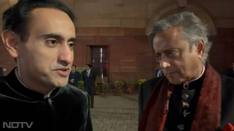 राष्ट्रपति भवन में राजकीय भोज के बाद एनडीटीवी के सीईओ और एडिटर-इन-चीफ राहुल कंवल ने कांग्रेस सांसद शशि थरूर से बातचीत. उन्होंने खाने को लेकर सवाल पूछा जिसपर थरूर ने कहा  'बहुत बढ़िया... मेरा मतलब है, एक जमाना था जब राष्ट्रपति भवन अपने खाने के लिए जाना ही नहीं जाता था. दरअसल, यहां खाने से लोग परहेज ही करते थे. वो दिन अब बीत गए. खाना बहुत ही स्वादिष्ट था.'