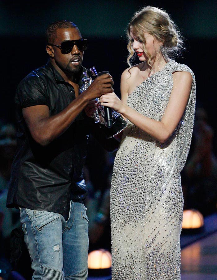 Kanye jumped onto stage when singer Taylor Swift was accepting her award for Best Female Music Video for the song Single ladies, saying Beyonce deserved the award. (<em>Photo: AP</em>)