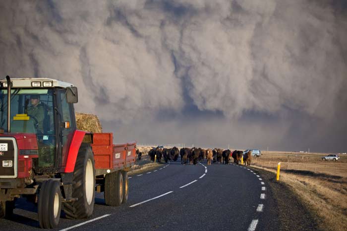 Authorities are concerned that if an airplane moves through the ash cloud, which contains high levels of silica, a glasslike dust, the engines could seize or stall.(NYT photo)