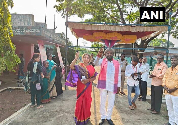 कर्नाटक कांग्रेस के कार्यकारी अध्यक्ष ईश्वर खंड्रे ने बीदर के भाल्की इलाके में वोट डाला. (फोटो: ANI)