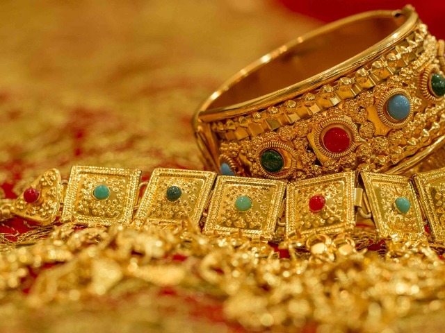 अक्षय तृतीयेला सोनं खरेदी करायचंय? किंमत कमी होण्याची प्रतीक्षा करावी का?