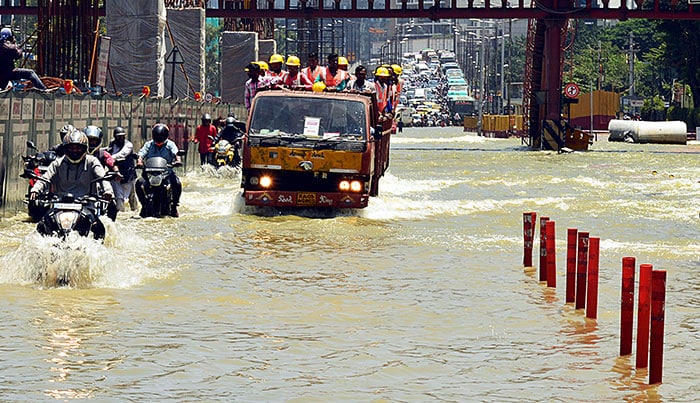 बेंगलुरु में सड़कों पर हुए भारी जलभराव के कारण लोगों को ऑफिस जाने आने में काफी मुसिबतों का सामना करना पड़ रहा है. (पीटीआई फोटो)