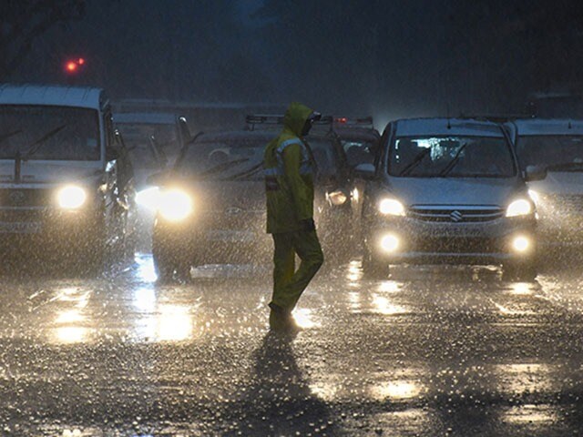 Photo : मुंबई में भारी बारिश से कई इलाकों में भरा पानी, ऑरेंज अलर्ट जारी... देखें तस्‍वीरें